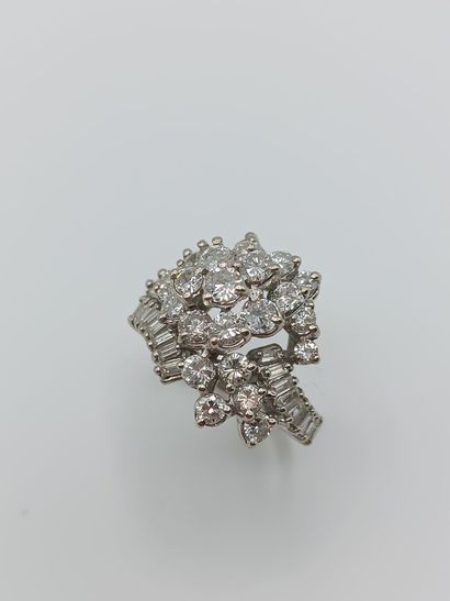 Bague en or blanc 585°° ornée de diamants...