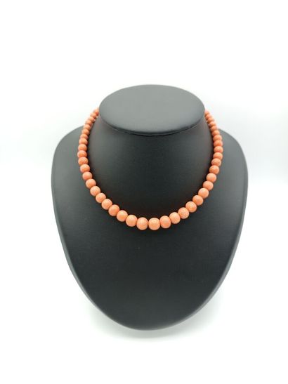 Collier en chute orné de billes de corail.
Fermoir...