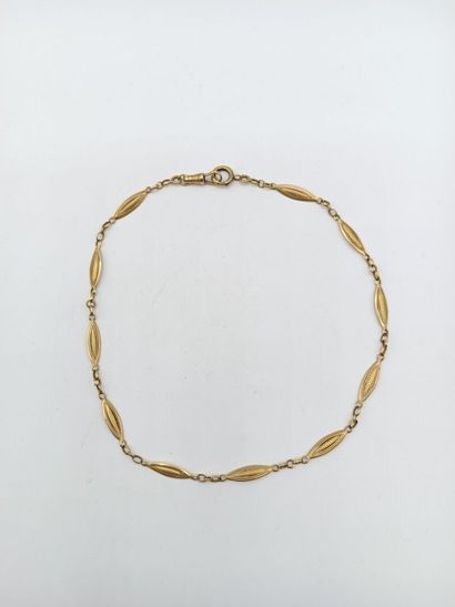 Chaine de montre ouvragée en or jaune 750°°.
Ornée...