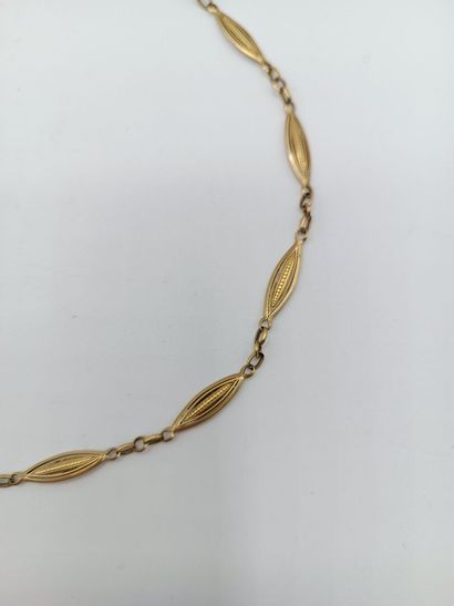 Chaine de montre ouvragée en or jaune 750°°.
Ornée...