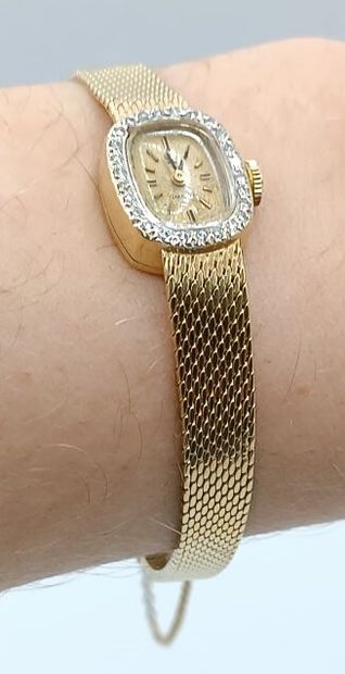 OMEGA, Suisse.
Montre de dame en or jaune...