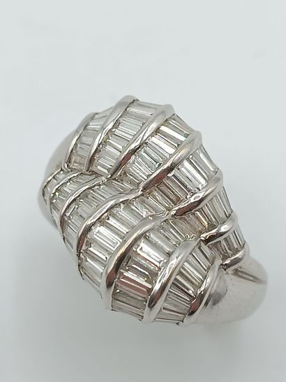 Bague en or blanc750°°, l'avant formant double...