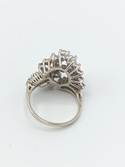 Bague en or blanc 585°° ornée de diamants...