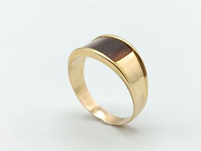 Bague bandeau en or jaune 750°° ornée d'un...