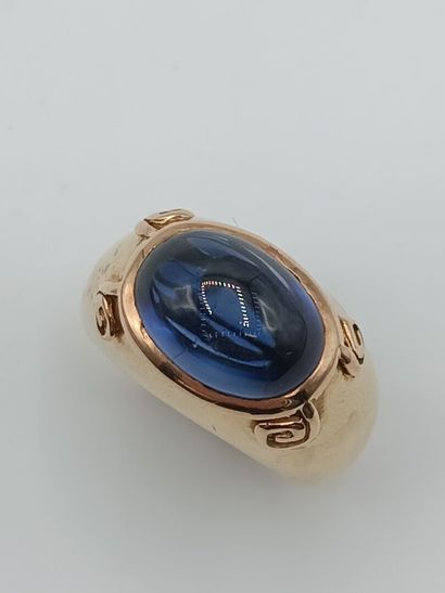 Bague en or jaune 585 millièmes, le centre...