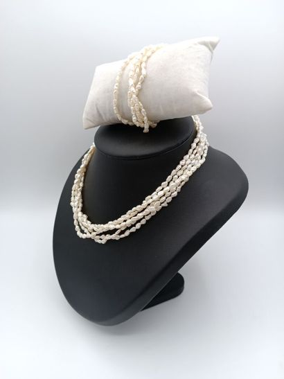 Parure comprenant un bracelet et un collier...