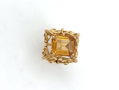 Bague en or jaune 750°° ornée d'une pierre...