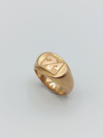 Bague chevalière en or jaune 750°°.
Chaton...