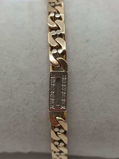 Bracelet à mailles plates ouvragées en or...