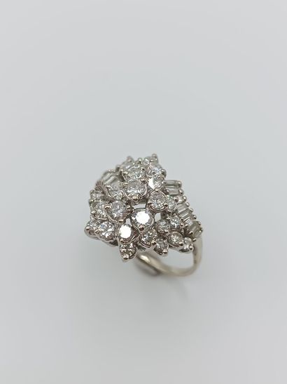 Bague en or blanc 585°° ornée de diamants...