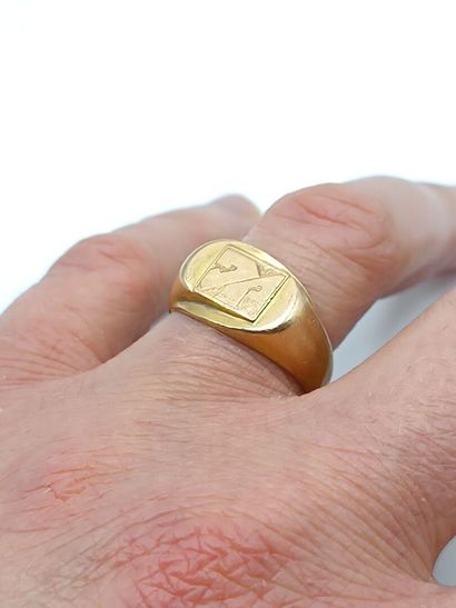 Bague chevalière en or jaune 750°°.
Chaton...