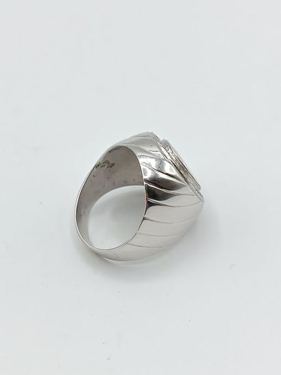 Bague chevalière jonc en or blanc 750°° ornée...