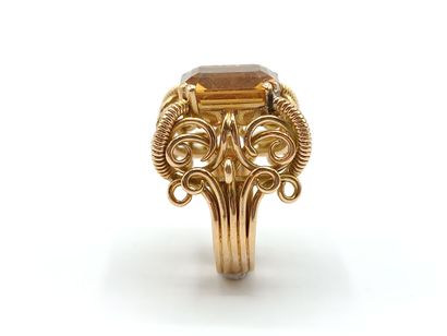 Bague en or jaune 750°° ornée d'une pierre...