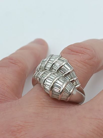 Bague en or blanc750°°, l'avant formant double...