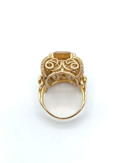 Bague en or jaune 750°° ornée d'une pierre...