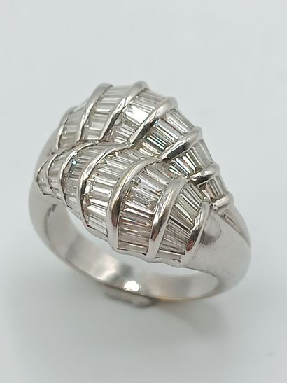 Bague en or blanc750°°, l'avant formant double...
