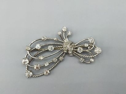 Broche en or blanc et platine de forme noeud...