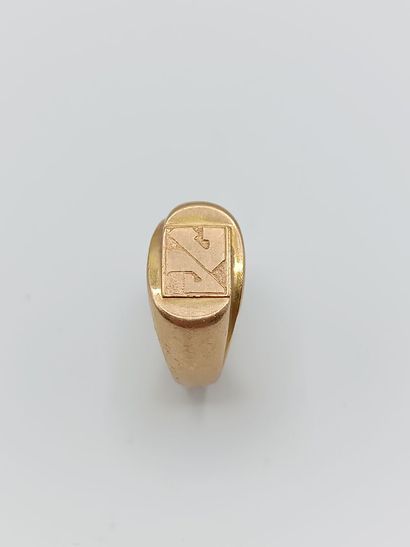 Bague chevalière en or jaune 750°°.
Chaton...