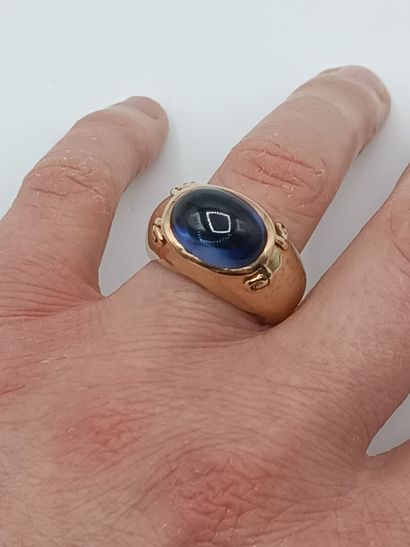 Bague en or jaune 585 millièmes, le centre...