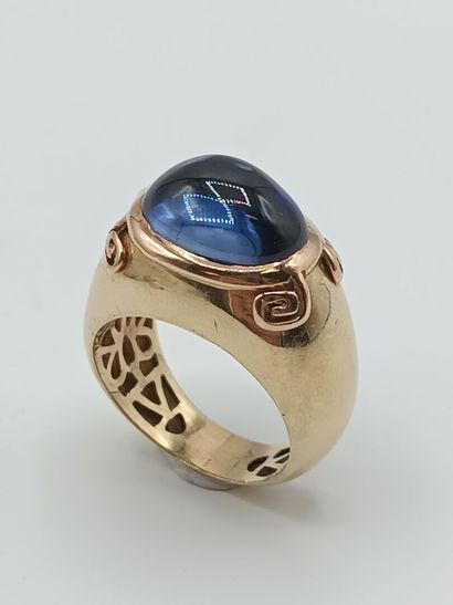 Bague en or jaune 585 millièmes, le centre...