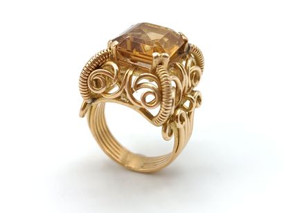 Bague en or jaune 750°° ornée d'une pierre...