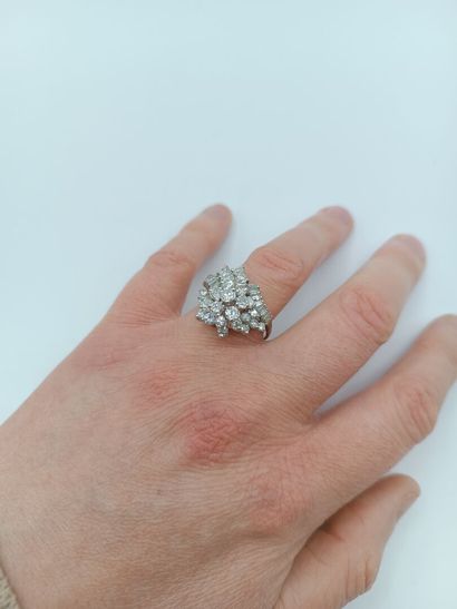 Bague en or blanc 585°° ornée de diamants...