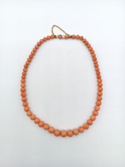 Collier en chute orné de billes de corail.
Fermoir...