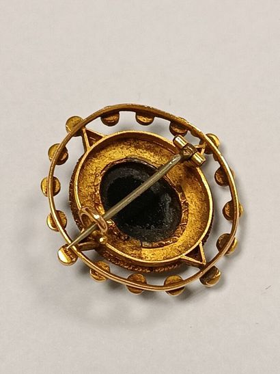 Broche ovale en or jaune 750°° ornée en son...