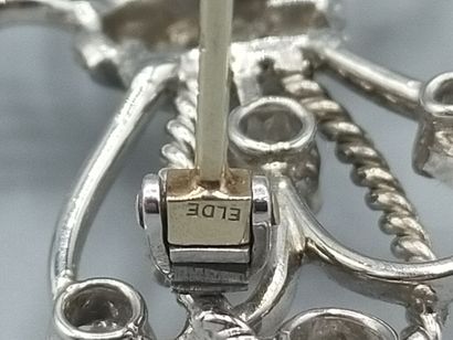 Broche en or blanc et platine de forme noeud...