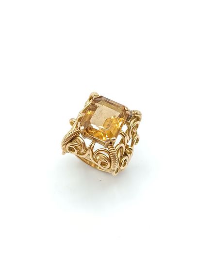 Bague en or jaune 750°° ornée d'une pierre...
