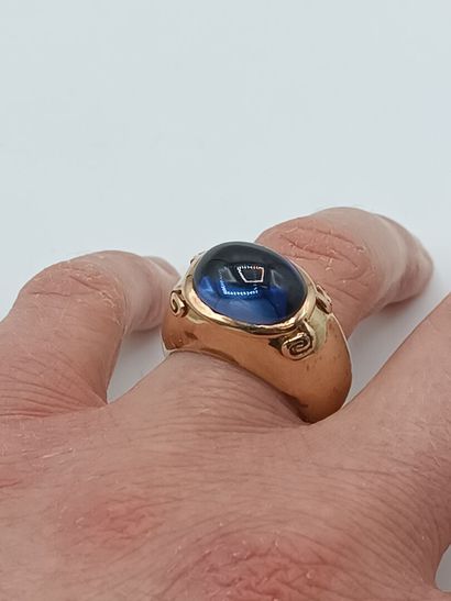 Bague en or jaune 585 millièmes, le centre...