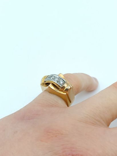 Bague tank en or jaune 750°° et platine 850°°
Le...