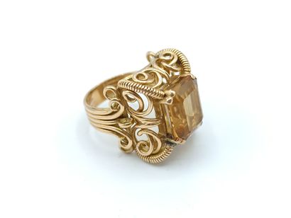 Bague en or jaune 750°° ornée d'une pierre...