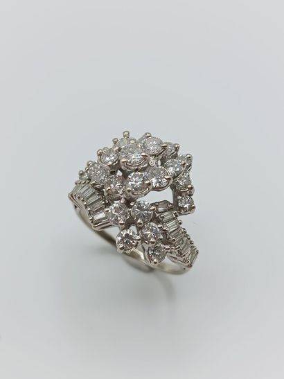 Bague en or blanc 585°° ornée de diamants...