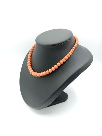 Collier en chute orné de billes de corail.
Fermoir...