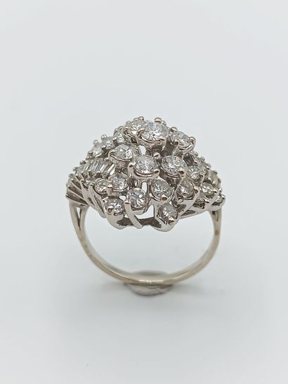 Bague en or blanc 585°° ornée de diamants...