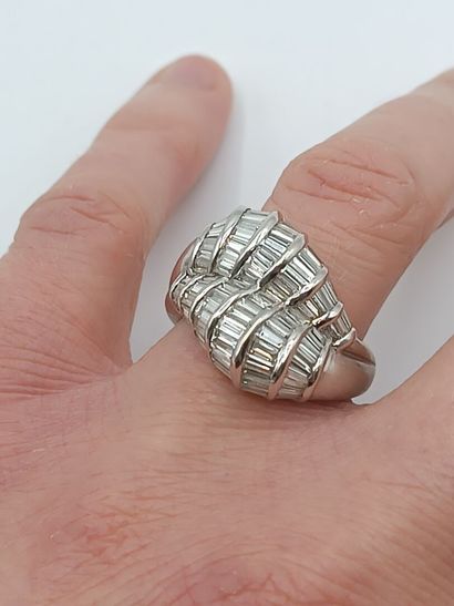 Bague en or blanc750°°, l'avant formant double...