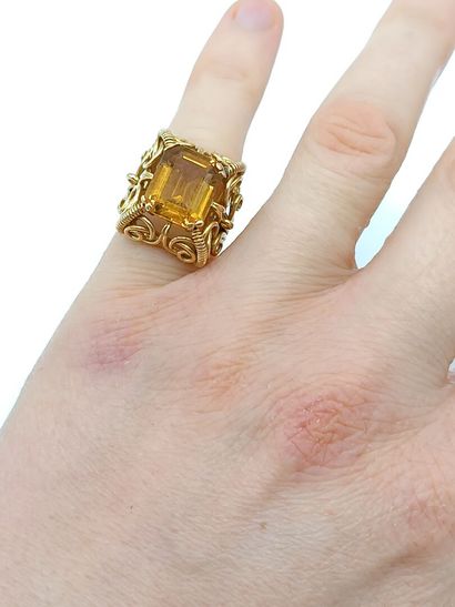 Bague en or jaune 750°° ornée d'une pierre...