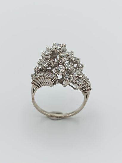 Bague en or blanc 585°° ornée de diamants...