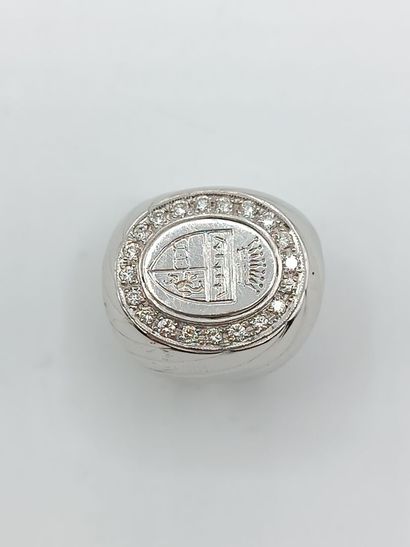 Bague chevalière jonc en or blanc 750°° ornée...
