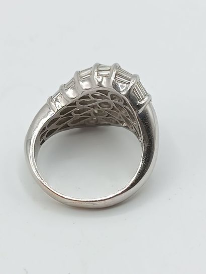Bague en or blanc750°°, l'avant formant double...