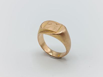 Bague chevalière en or jaune 750°°.
Chaton...