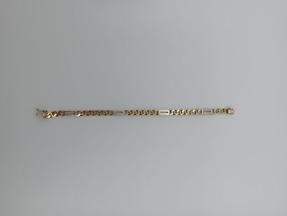 Bracelet à mailles plates ouvragées en or...