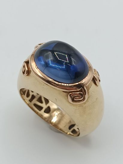 Bague en or jaune 585 millièmes, le centre...