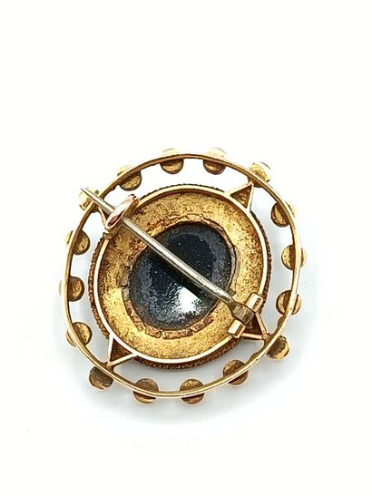 Broche ovale en or jaune 750°° ornée en son...