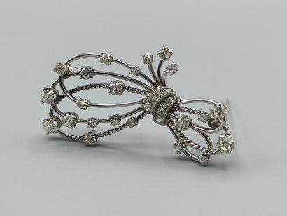 Broche en or blanc et platine de forme noeud...