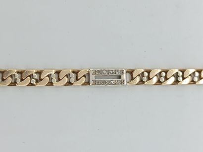 Bracelet à mailles plates ouvragées en or...