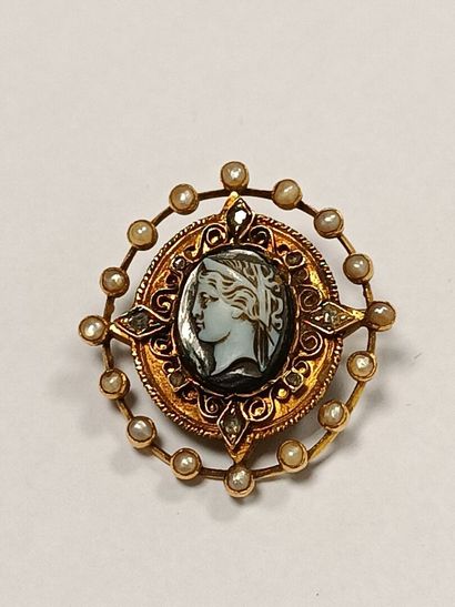 Broche ovale en or jaune 750°° ornée en son...