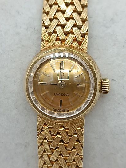 OMEGA
Montre de dame en or jaune 750°° (bracelet...