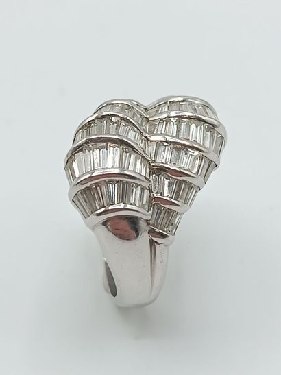 Bague en or blanc750°°, l'avant formant double...